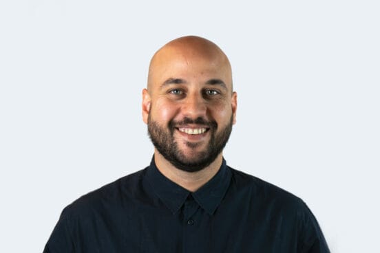 Portraitbild von Naveed Syed im dunklem Hemd