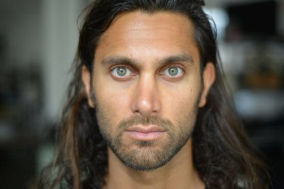 Sehr nahes Porträt vom Surfer Afridun Amu