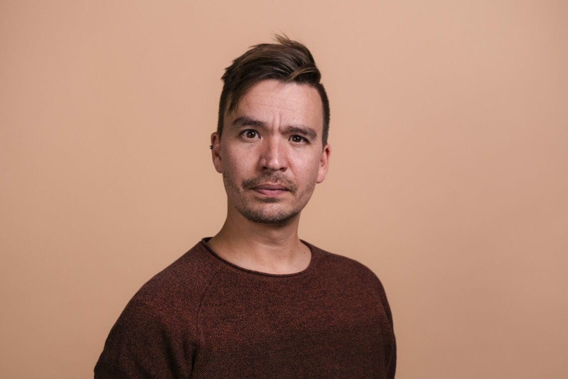 "Netzlehrer" Bob Blume schaut in die Kamera und trägt einen roten Pulli