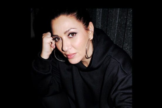 Schauspielerin Jasmin Shakeri schaut im schwarzen Hoodie in die Kamera.