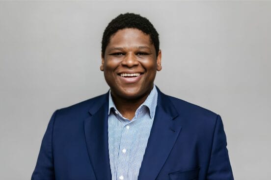 Prof. Dr. Lorenz Narku Laing, im dunkelblauen Anzug und hellblauem Hemd, lächelt in die Kamera