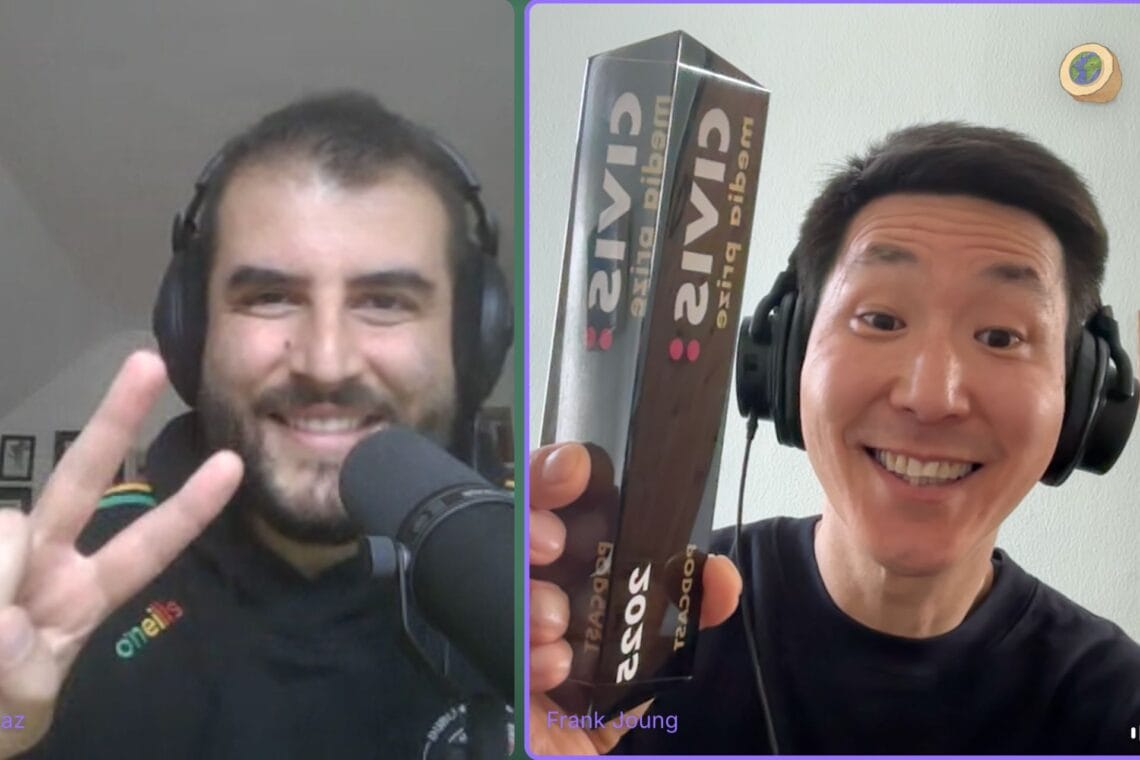 Burak Yilmaz und Frank Joung im Screen Share Modus. Burak lächelt und zeigt das Victiry-Zeichen mit den Fingern und Frank zeigt den CIVIS Medienpreis Award in die Kamera. Er lächelt.